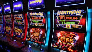 Người chơi Việt Nam tham gia phòng bingo trực tuyến trên điện thoại tại nhà
